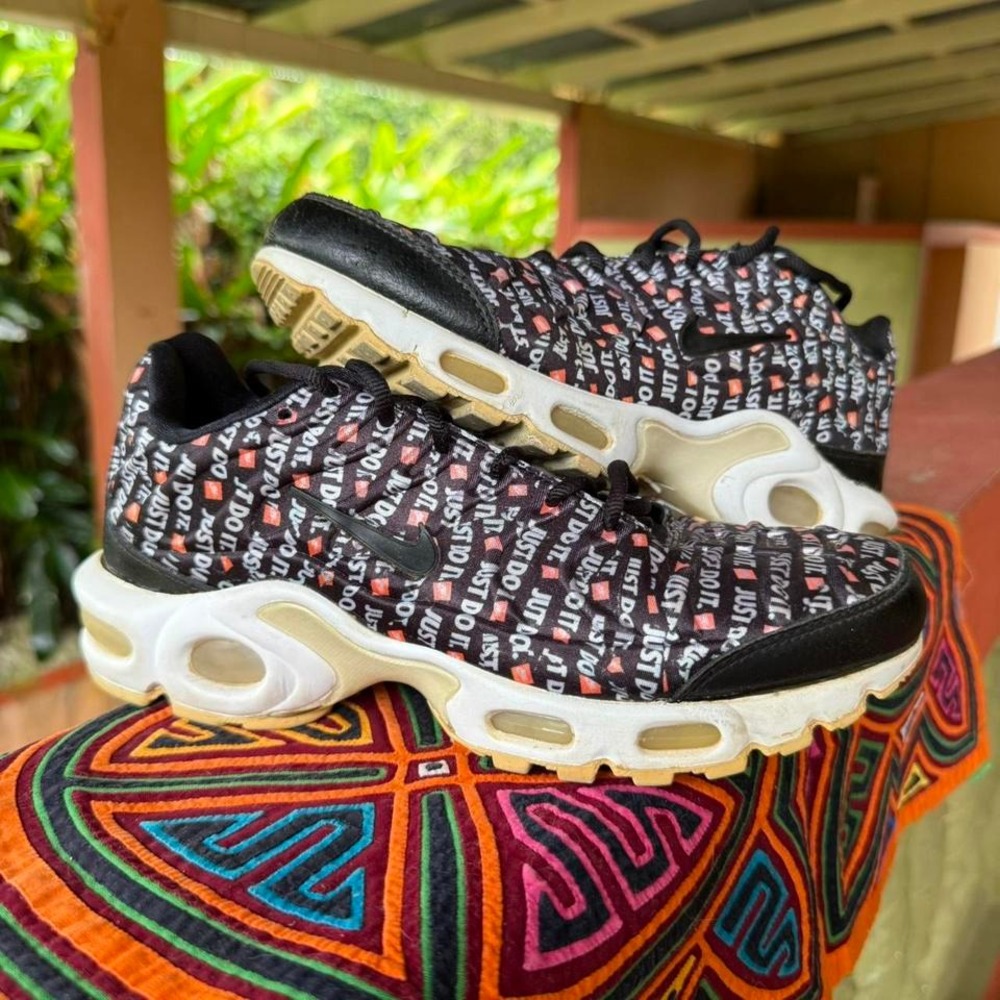 Nike Air Max Plus TN SE Sneakers Womens Size 7 Black White Just Do It 862201-007